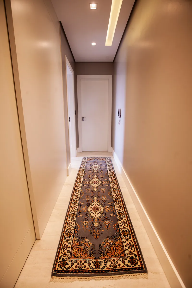 Corredor de obra real com portas WPC Center instaladas