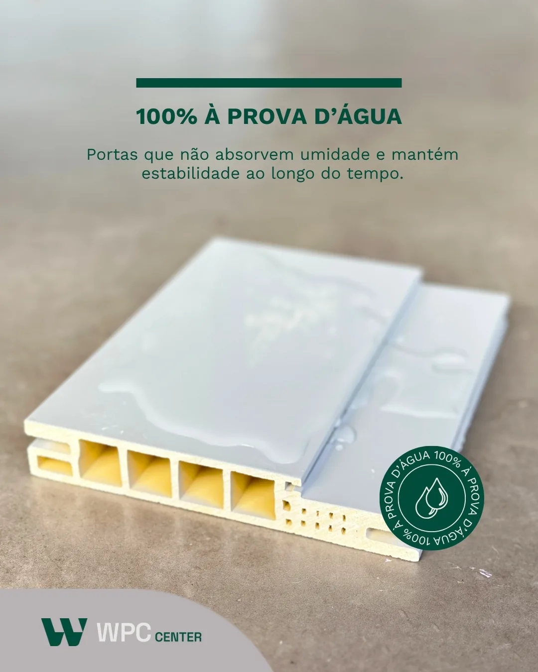 Corte real do perfil WPC com água sobre a superfície, demonstrando a impermeabilidade